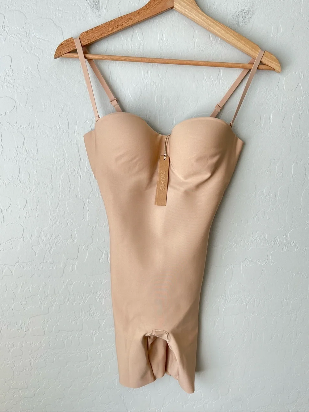 SKIMS Body Core Sculpt Underwire Mid Thigh Bodysuit Shapewear NEW small clay